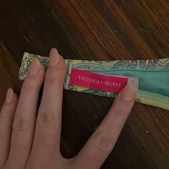 Victoria’s Secret Bathing Suit Top 32B - Picture 2 of 4